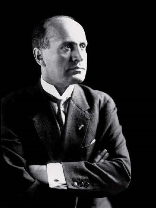 Benito Mussolini. Autor do livro Mussolini, das Edições Sílabo.